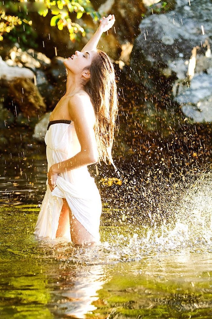 Marie Avgeropoulos in Santo Domingo